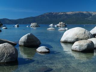 обои Светлые большие камни в воде фото