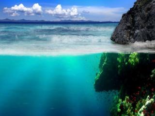обои Скала над морем и в его глубине фото