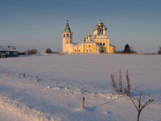 обои Церковь в солнечный морозный день фото