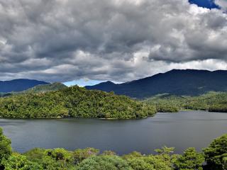 обои Озеро мeжду гор покрытых лесами фото