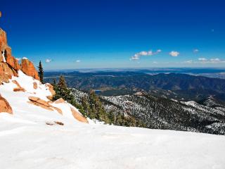обои Cнег у горы рыжей фото