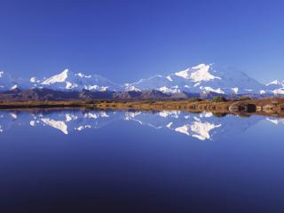 обои Озеро и горы с белыми вершинами фото