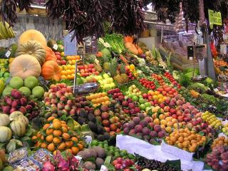 обои Изобилие фруктов на рынке фото