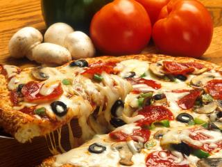обои Отрезанный кусок пиццы и грибы с овощами фото
