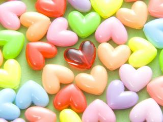 обои Разноцветные сердечки пластмасовые фото