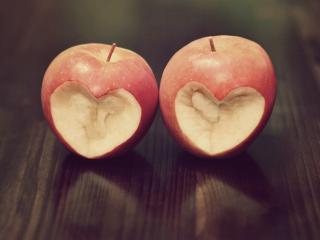 обои Два яблока с вырезанными сердечками фото