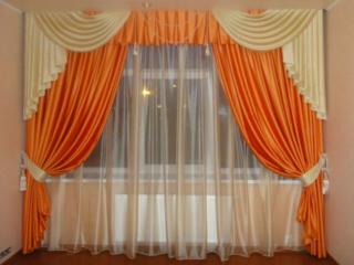 обои Окно с яркими оранжевыми шторами фото
