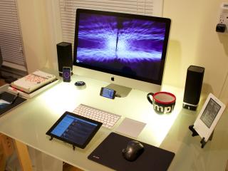 обои Apple iMac на домашнем столе фото