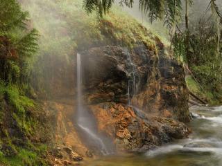 обои Быстрая река в горах и небольшой водопад фото