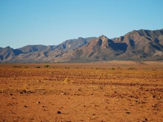 обои Пустыня у горного массива фото