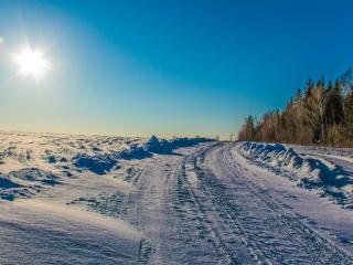 обои Дорога вдоль снежного поля фото