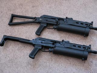 обои Два пистолета-пулемета на полу фото