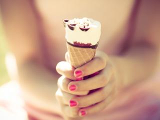 обои Рожок мороженого в девичьих руках фото