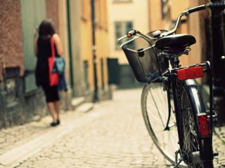 обои для рабочего стола: Велосипед на узенькой улице