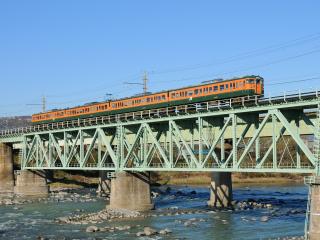 обои Поезд движется по мосту фото