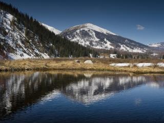 обои Озеро у гор припорошенных снeгом фото