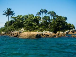 обои Маленький островок окруженный камнями фото