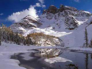 обои Гора и замерзающее озеро фото
