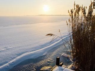 обои Берег замерзшего озера фото