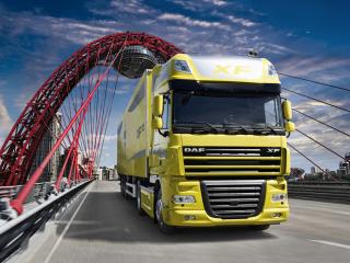 обои Желтый грузовик на мосту фото