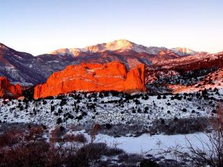 обои Красная скала от заката солнца в зимний день фото