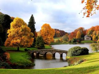 обои Каменный мост на речке и желтеющие деревья на берегу фото