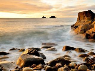 обои Камни и скалы на берегу моря фото
