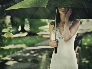 обои Под дождем с зонтом в руке фото