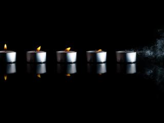 обои Ряд свечей на черном фоне фото