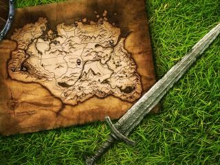обои Старая карта и мечь на траве фото