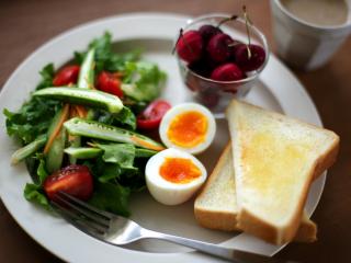 обои Хлеб к яйцу с овощами и черешня фото