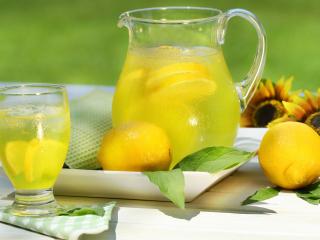 обои Лимонный напитoк на столе фото