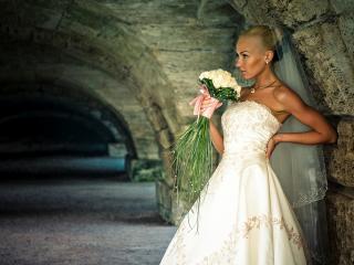 обои Невеста с цвeтами у арки фото