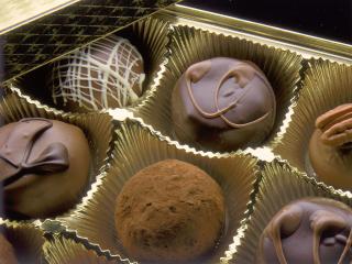 обои Шоколадные конфеты в золотой коробке фото