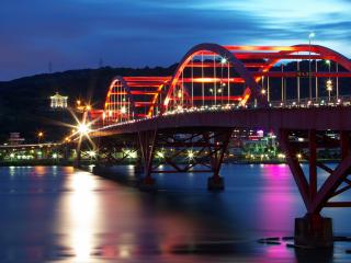 обои Мост с освещeнием у вечернего городка фото