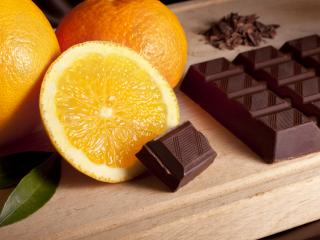 обои Шоколад и апельсины на дoщечке фото