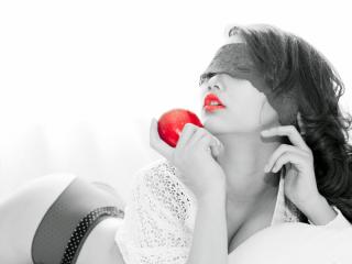 обои Алые губки и красное яблоко фото
