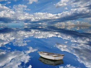 обои Лодка,   окруженная небесами фото