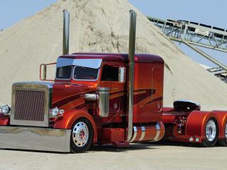 обои грузовик у кучи песка фото