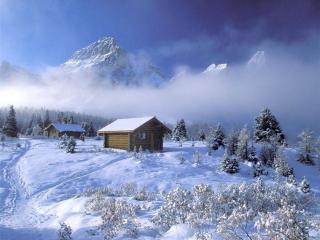 обои Избушки и горы в зимнем тумане фото