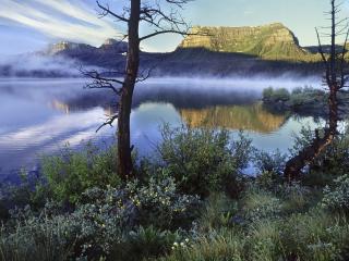 обои Вид горного озера туманного с беpега фото