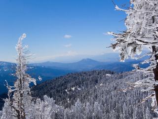 обои для рабочего стола: Вид на горную местность в зимний день
