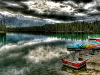 обои Лодки и каноэ на берегy озера фото