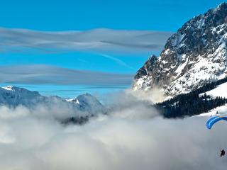 обои Туманная долина высоких гор фото