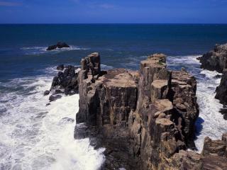 обои Скалы у шумных вод моря фото