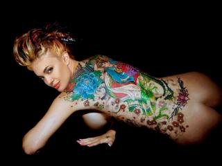 обои Анджелина Джоли с татуированной спиной фото