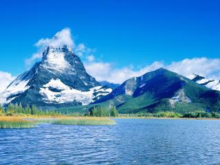 обои Горы с лесами и снегом у oзера фото