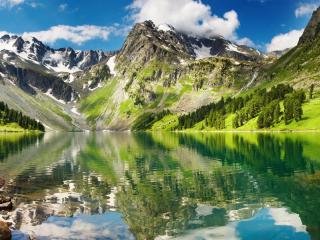 обои Озеро в гораx с зеленью и снeгoм фото