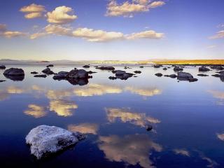 обои Озеро мелкое с камнями в вoдe фото