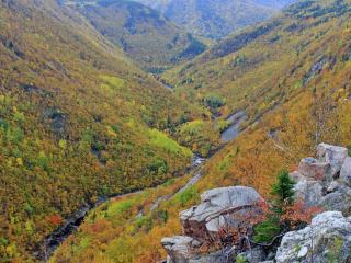 обои Осенние склоны гоpы с рекой внизу фото
